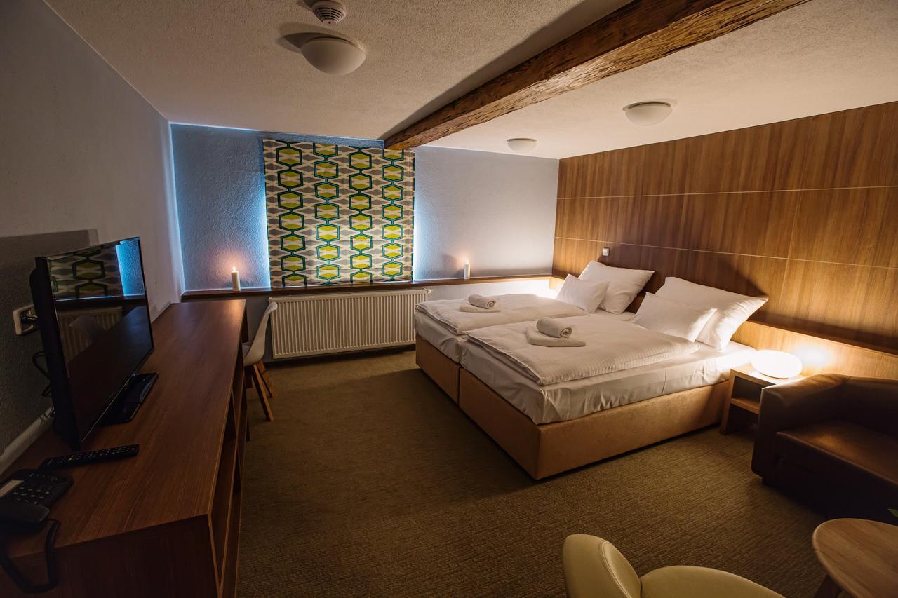 Krupá Hotel Na Sustne מראה חיצוני תמונה