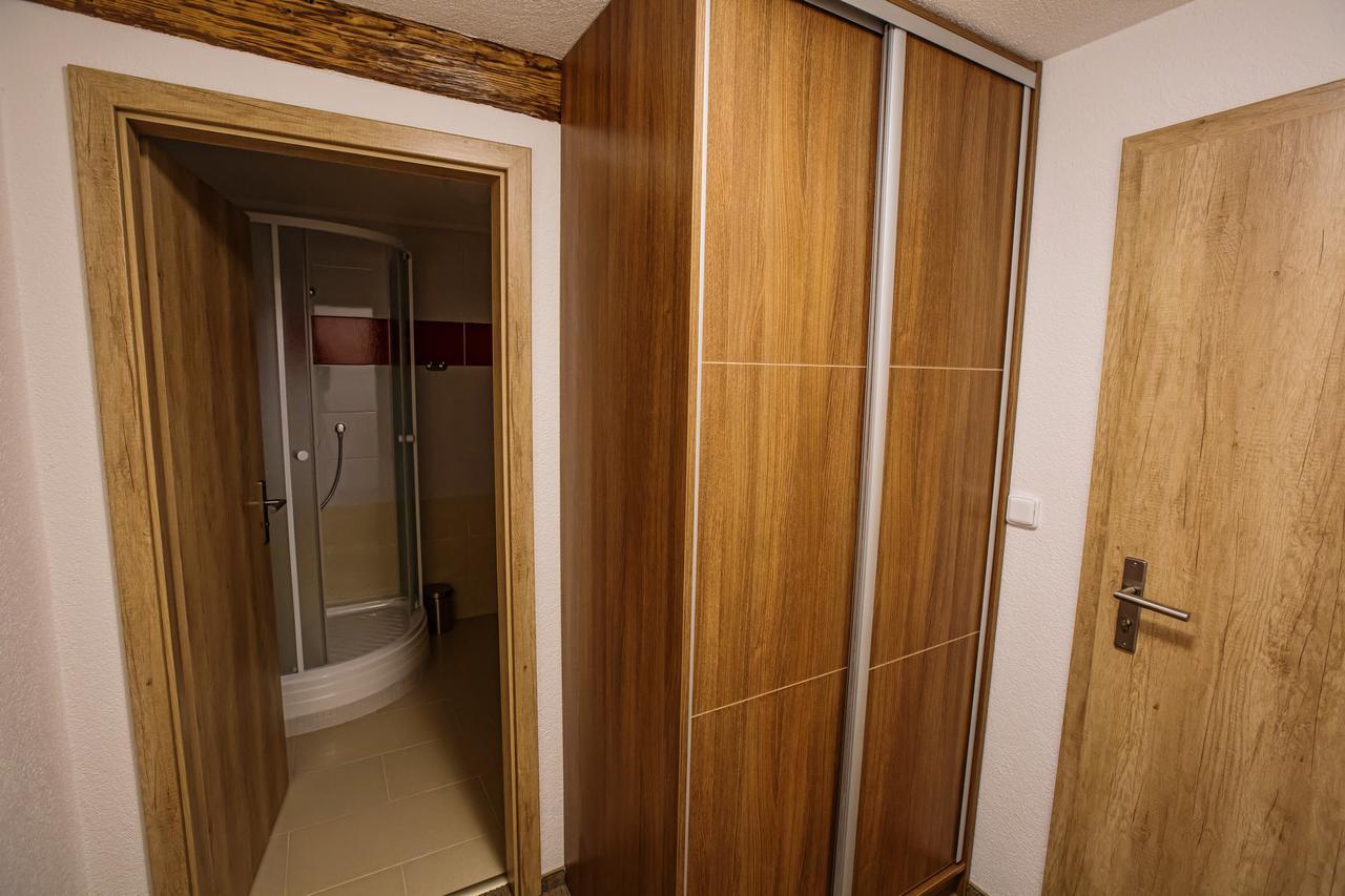 Krupá Hotel Na Sustne מראה חיצוני תמונה