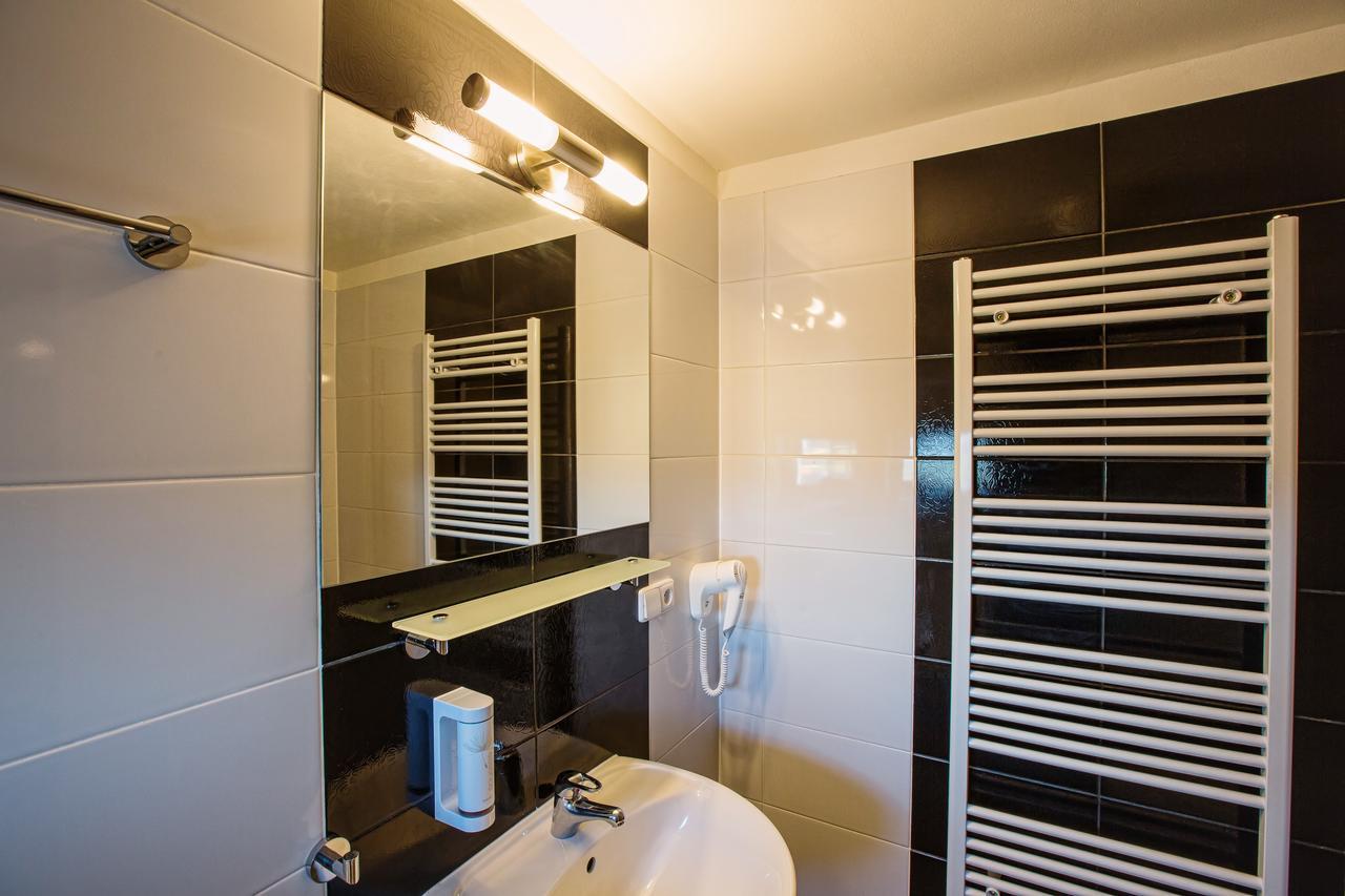 Krupá Hotel Na Sustne מראה חיצוני תמונה