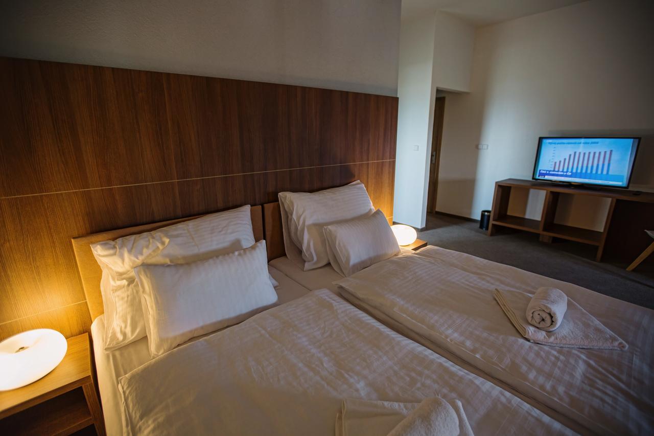 Krupá Hotel Na Sustne מראה חיצוני תמונה