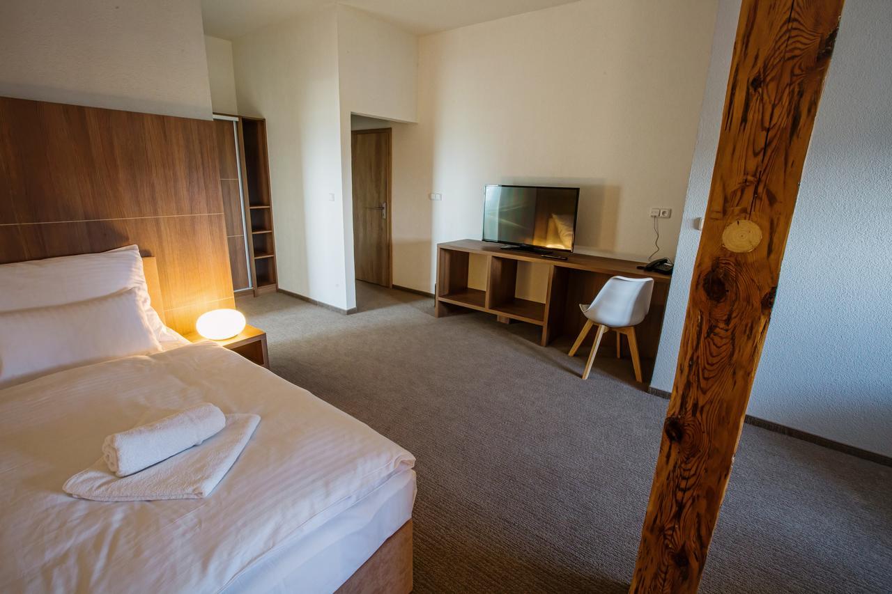 Krupá Hotel Na Sustne מראה חיצוני תמונה