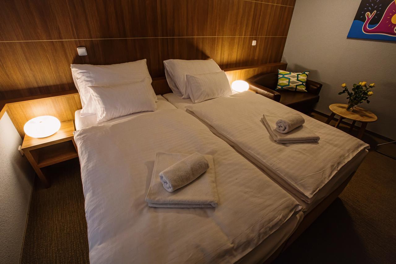 Krupá Hotel Na Sustne מראה חיצוני תמונה