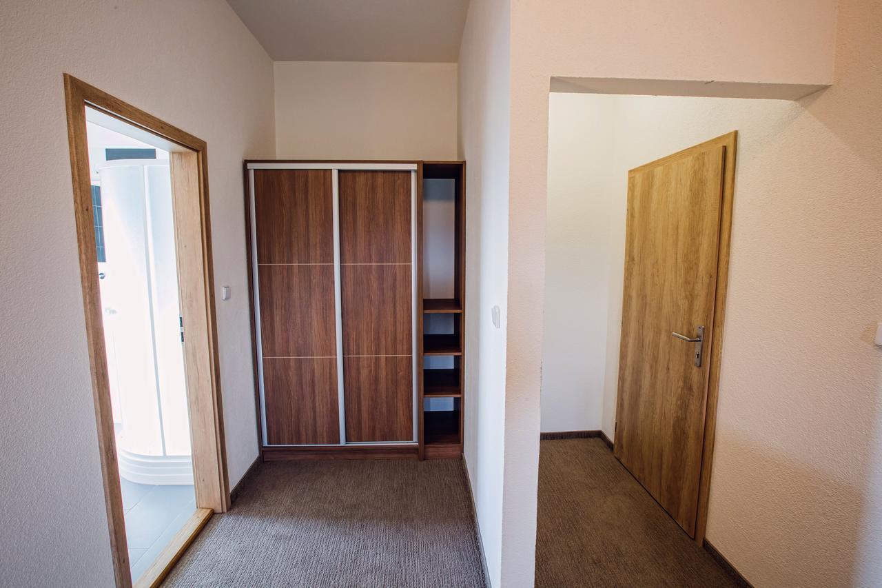 Krupá Hotel Na Sustne מראה חיצוני תמונה
