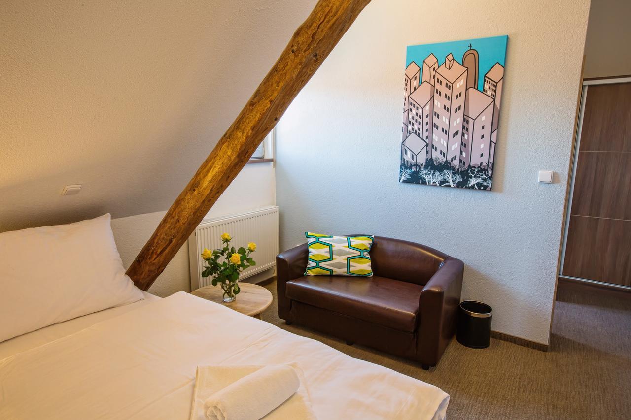 Krupá Hotel Na Sustne מראה חיצוני תמונה