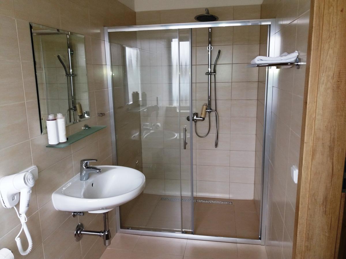 Krupá Hotel Na Sustne מראה חיצוני תמונה
